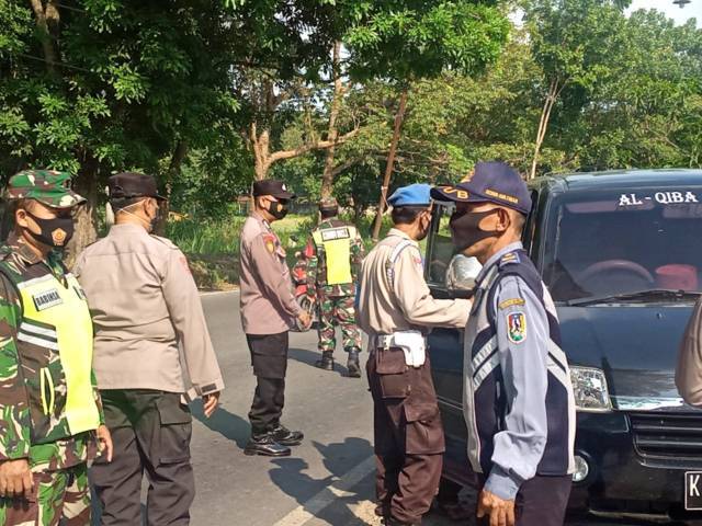 Kondisi penyekatan kendaraan di perbatasan wilayah Jatim-Jateng di Kecamatan Jatirogo, Kabupaten Tuban. (Foto: Mochamad Abdurrochim/Tugu Jatim)