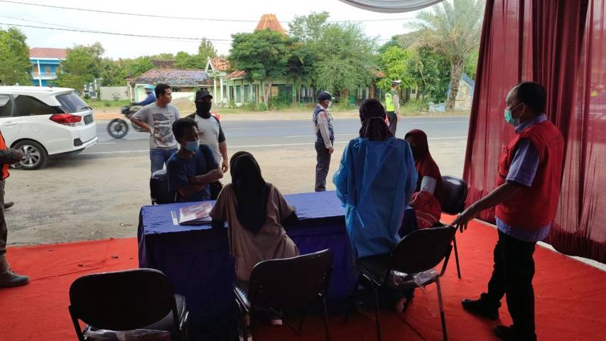 Suasana salah satu pos penyekatan di Kabupaten Tuban. (Foto: Mochamad Abdurrochim/Tugu Jatim)