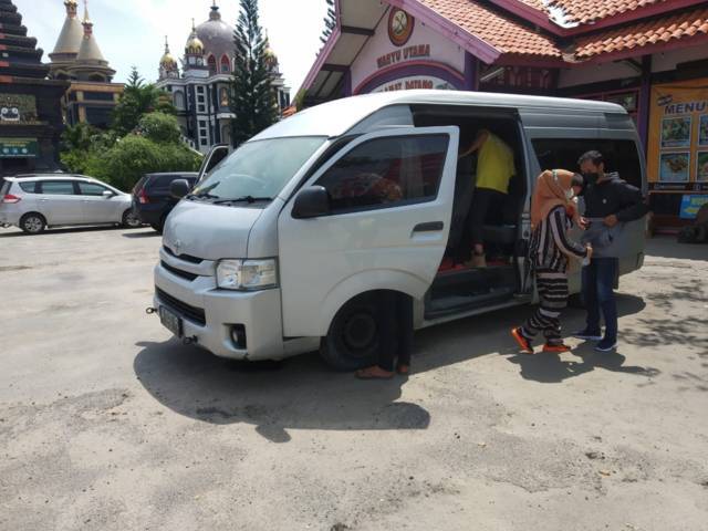 Mobil travel  yang diduga membawa penumpang untuk mudik. (Foto: Humas Polres Tuban/Tugu Jatim)