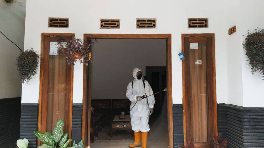 Penyemprotan desinfektan hingga ke dalam rumah warga. (Foto: Azmy/Tugu Jatim) 