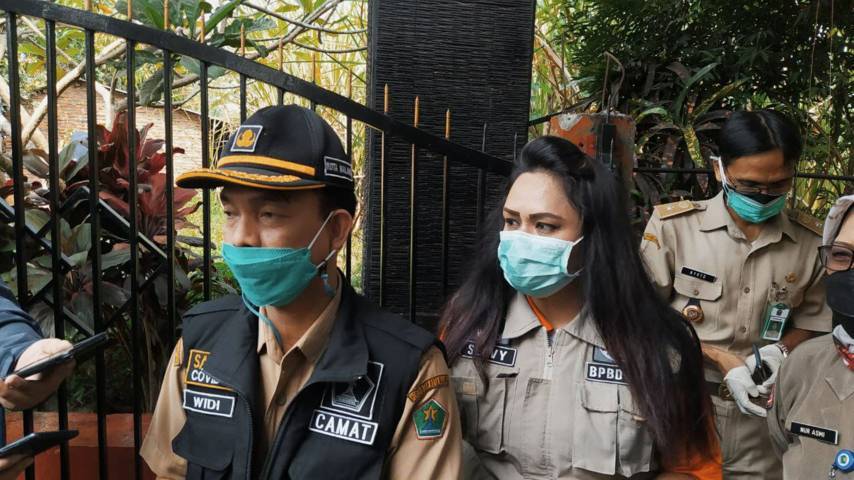 Camat Sukun I Ketut Widi E. Wirawan saat mengece kondisi warga yang terpapar Covid-19. (Foto: Azmy/Tugu Jatim) 