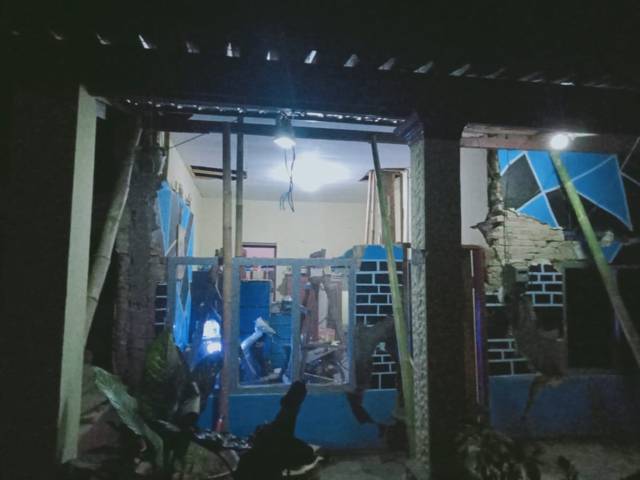 Akibat gempa Malang jilid 2, bangunan rumah warga semakin rusak. (Foto: Rap/Tugu Jatim)
