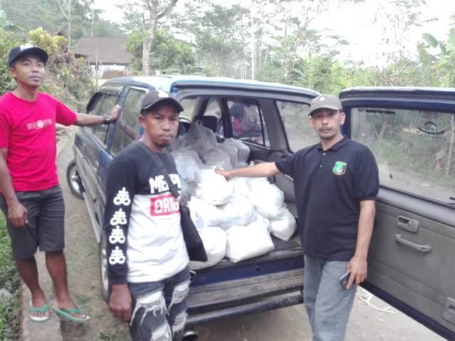 Bantuan dari Tugu Media Peduli X Bakti BCA dipindahkan ke mobil relawan. (Foto: Dicky Hanafi/Tugu Jatim)