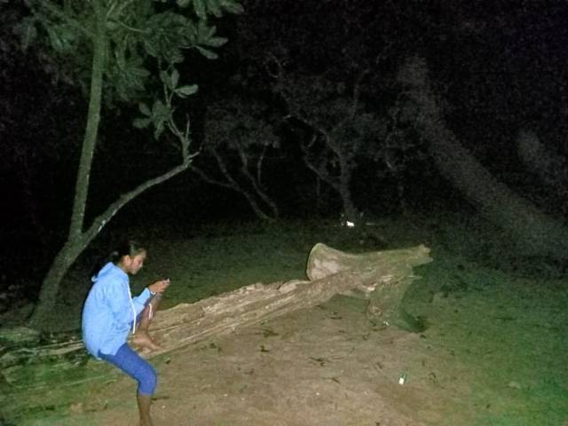 Warga di Pantai Selok Banyu Meneng, Desa Sumberbening, Kecamatan Bantur, Kabupaten Malang, yang sempat panik saat terjadi gempa. (Foto: Irham Thoriq/Tugu Jatim)