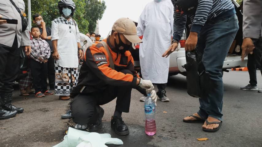 Petugas sedang mengamankan barang bukti minuman bersuplemen. (Foto: Azmy/Tugu Jatim)