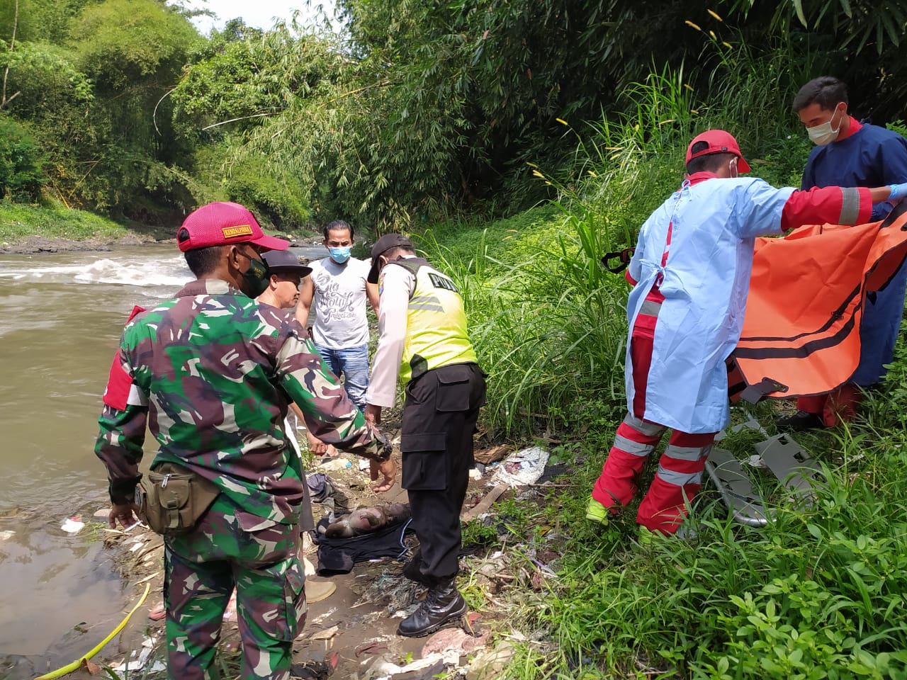 Proses evakuasi mayat bayi di Sungai Brantas. (Foto: Polsek Pakisaji/Tugu Jatim)