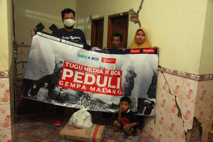 CEO Tugu Media Group Irham Thoriq menyerahkan bantuan kepada korban gempa Malang di Kabupaten Malang.(Foto: Bayu Eka/Tugu Jatim)