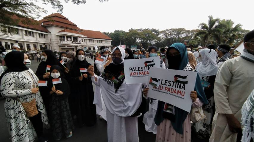 Semua kalangan, baik laki-laki maupun perempuan datang melakukan aksi untuk mendukung Palestina. (Foto:Azmy/Tugu Jatim)