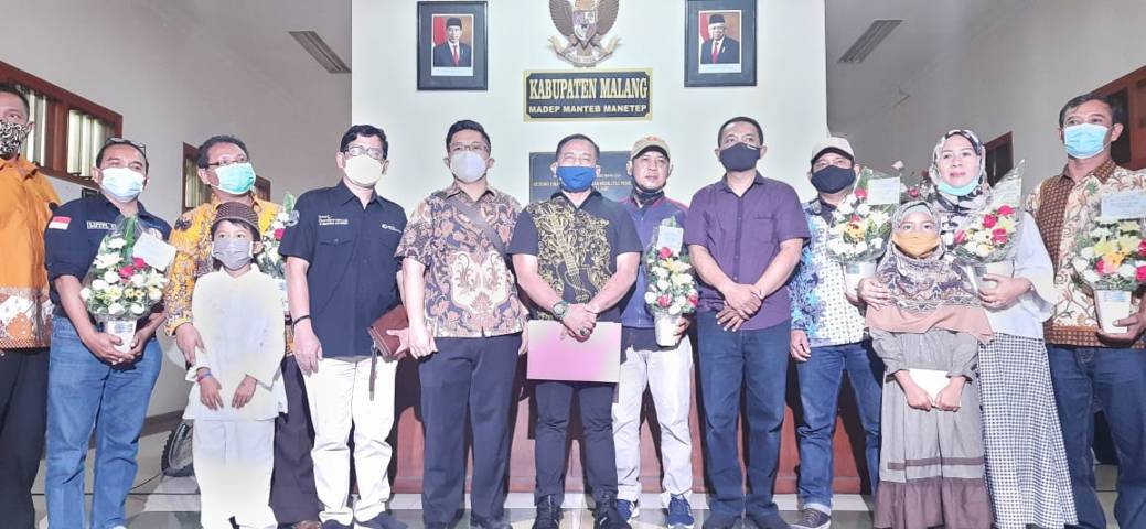 Perwakilan dari serikat buruh di Kabupaten Malang foto bersama setelah diberikan kejutan. (Foto: Nurhayati/Tugu Jatim)