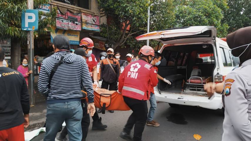 Korban tewas dibawa menuju mobil ambulans untuk diselidiki lebih lanjut. (Foto: Azmy/Tugu Jatim)