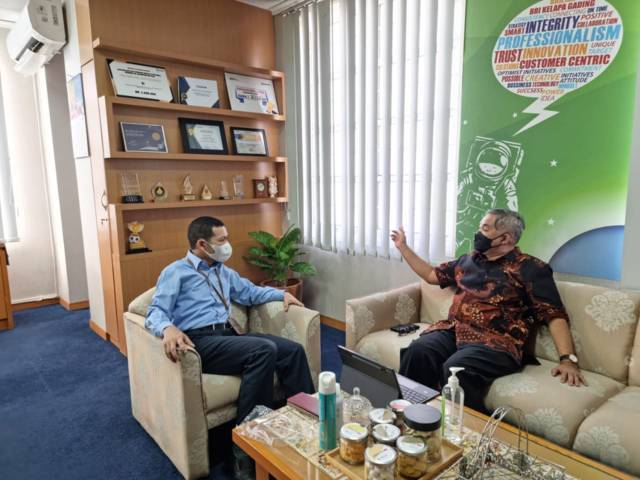 Pakar Komunikasi dan Motivator Nasional Dr Aqua Dwipayana dan Pemimpin BRI Cabang Kelapa Gading Arully Irsan sedang bercengkerama. (Foto: Dokumen/Tugu Jatim)