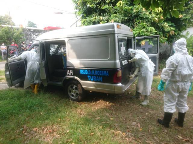 Petugas BPBD membawa korban dengan menggunakan mobil ambulans. (Foto: Dok Humas BPBD Tuban/Tugu Jatim)