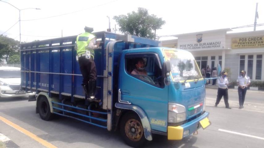 Petugas kepolisian memeriksa secara ketat kendaraan yang melintas.(Foto: Rangga Aji/Tugu Jatim)
