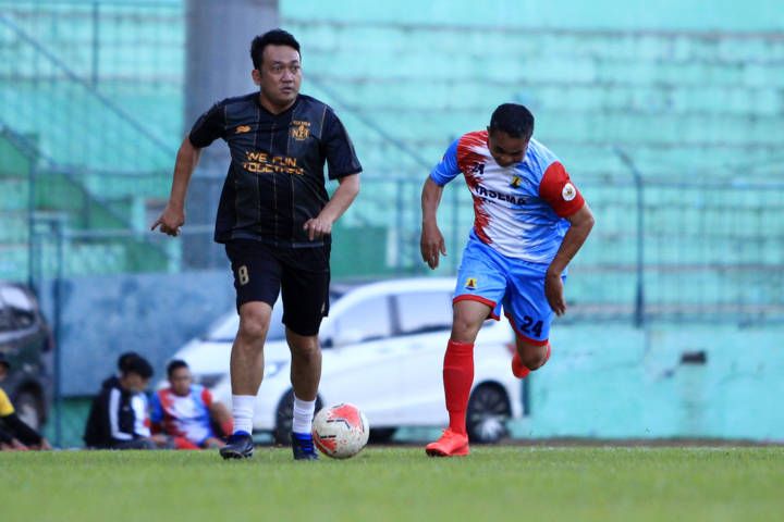 Duel keras antara pemain NZR Red Bold Arema Legend dan Persema Malang Reborn. (Foto: Dani Kristian Wardhana/Tugu Jatim)