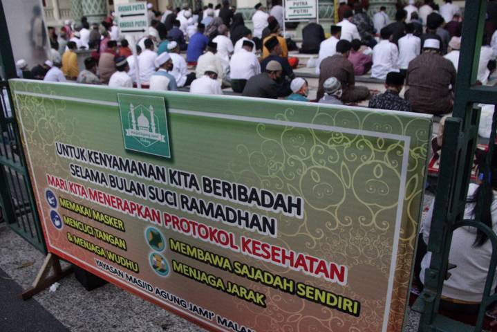 Imbauan menerapkan prokes di Masjid Jami' Kota Malang. (Foto: Rubianto/Tugu Jatim)