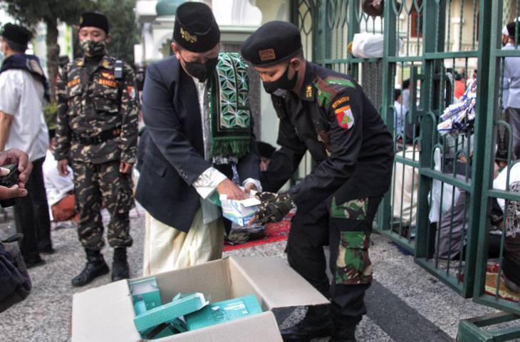 Petugas menyiapkan masker untuk jamaah Masjid Jami' Kota Malang. (Foto: Rubianto/Tugu Jatim)