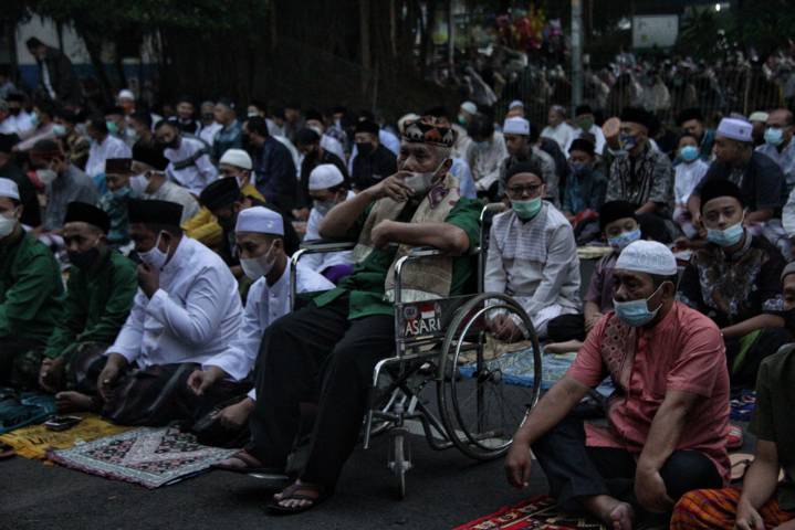 Salat Idul Fitri di Alun-Alun Kota Malang yang tetap menerapkan prokes. (Foto: Rubianto/Tugu Jatim)
