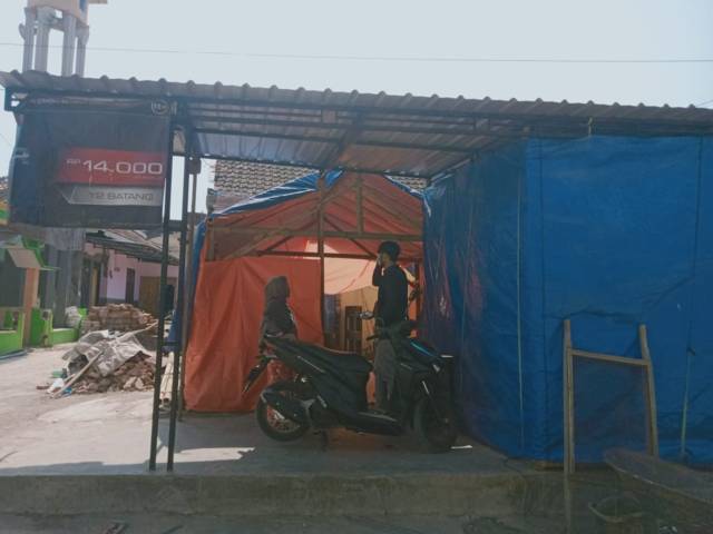 Warga menerima tamu di tenda-tenda darurat. (Foto: Rap/Tugu Jatim)