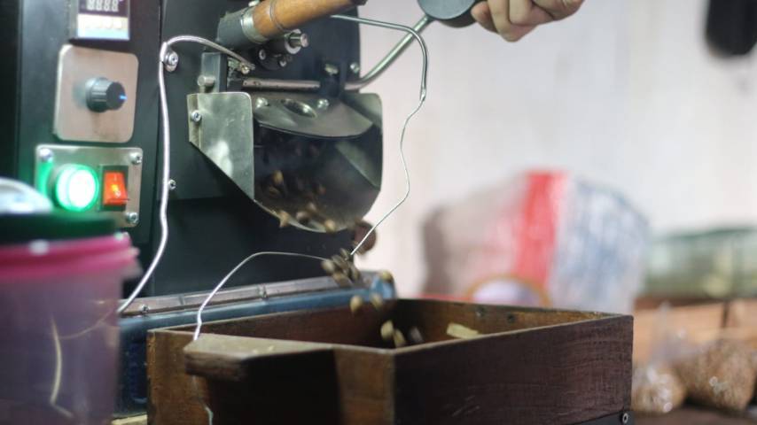 Proses pembuatan kopi dengan alat roasting. (Foto: Zamz/Tugu Jatim)