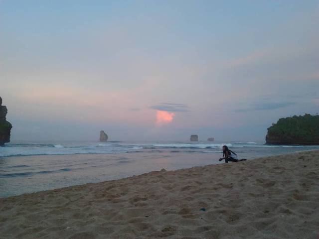 Suasana sunset di Pantai Goa Cina. (Foto: Rap/Tugu Jatim)