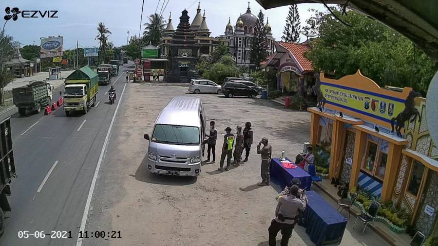 Petugas melihat mobil travel yang membawa pemudik. (Foto: Humas Polres Tuban/Tugu Jatim)