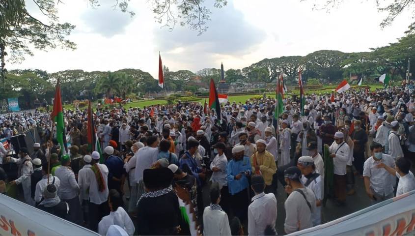 Gelombang massa aksi Bela Palestina di Alun-Alun Tugu Malang, Jumat (21/05/2021). (Foto:Rubianto/Tugu Jatim)