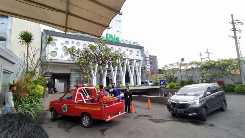 Petugas PMK Kota Malang berada di Hotel Ibis Styles Malang. (Foto:Azmy/Tugu Jatim)