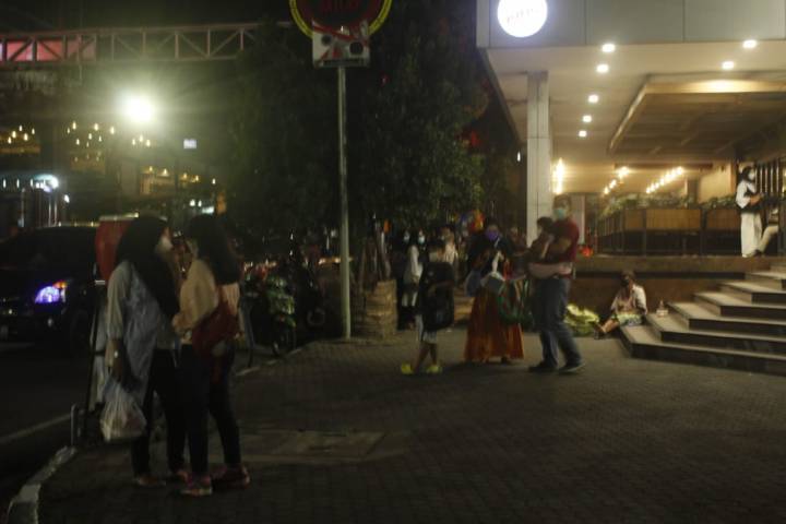 Pengunjung Kediri Mall tampak keluar mal saat terjadi gempa. (Foto: Rino/Tugu Jatim)