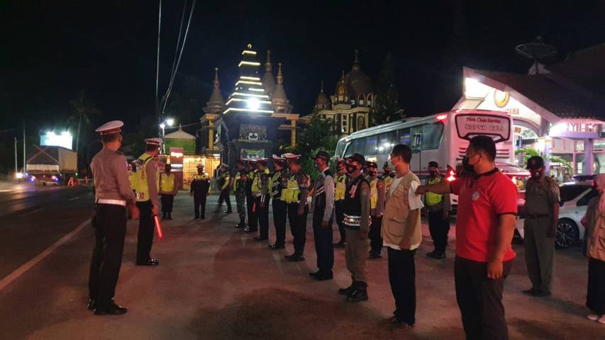 Jajaran petugas yang disiagakan untuk menghalau masyarakta yang nekat mudik di perbatasan Jatim-Jateng wilayah Kabupaten Tuban. Penyekatan akn dilakukan selama 24 jam penuh selama 12 hari. (Foto: Polres Tuban) 