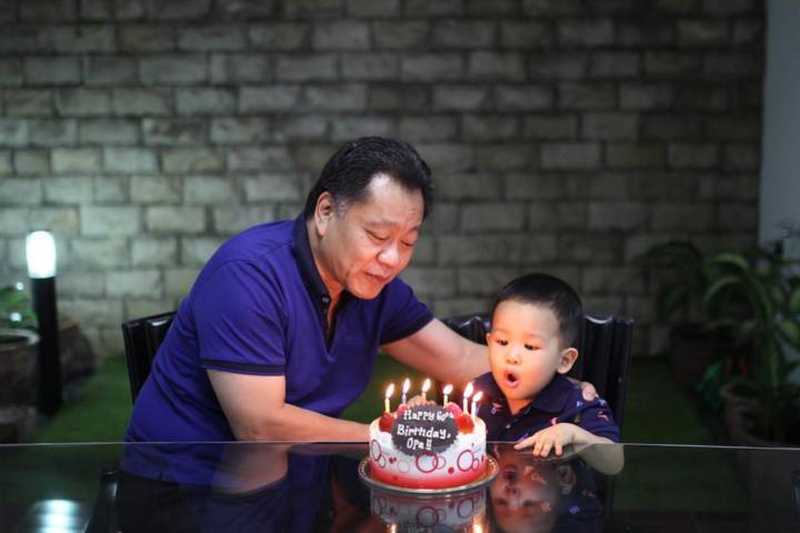 Ventje Suardana saat merayakan ulang tahun dengan sang cucu. (Foto: Dokumen)