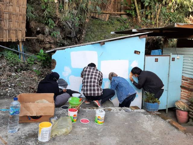 Para mahasiswa KKN UM saat proses membuat mural di Taman Keceh, di Kampung Celaket RT 03, RW 02, Kota Malang. (Foto: Dokumen/Tugu Jatim)