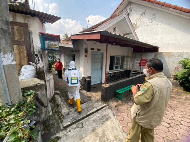 Petugas BPBD menyemprotkan desinfektan di rumah-rumah warga. (Foto: BPBD Kota Malang/Tugu Jatim)