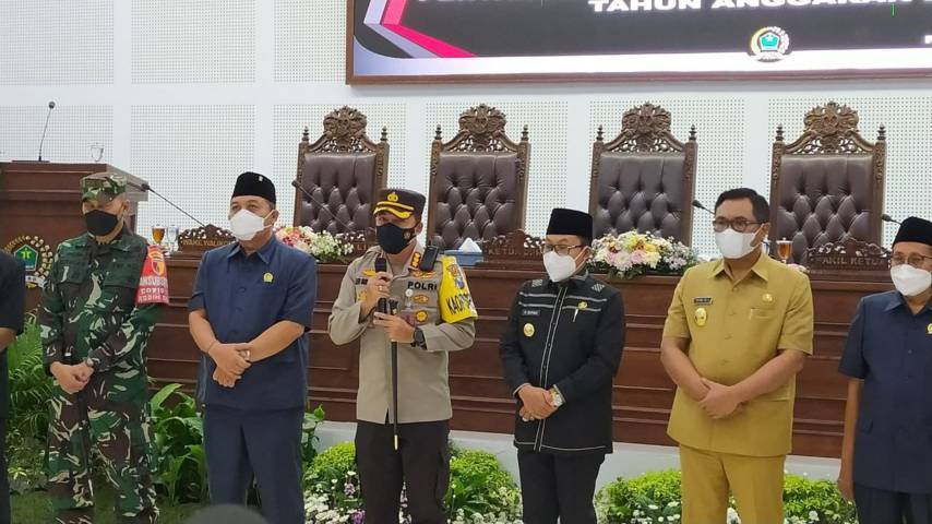 Kapolresta Malang Kota Kombes Pol Leonardus Simarmata memberikan sambutan di Gedung DPRD Kota Malang Senin (07/06/2021). (Foto: Azmy/Tugu Jatim)