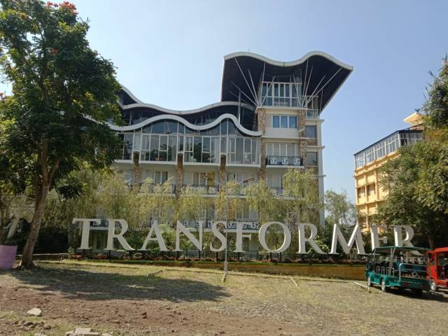 Gedung Transformer SMA SPI yang diduga menjadi tempat terjadinya kekerasan seksual pada siswa. (Foto: Sholeh/Tugu Jatim)