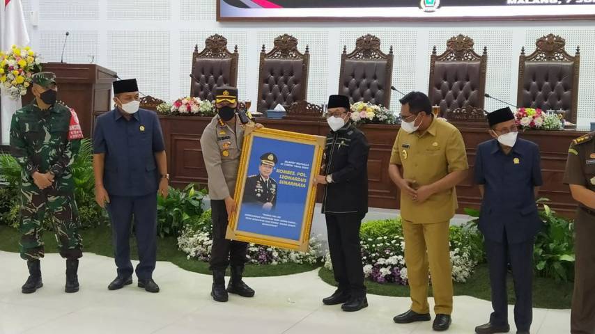 Wali Kota Malang Sutiaji memberikan cenderamata kepada Kombes Pol Leonardus Simarmata. (Foto: Azmy/Tugu Jatim)