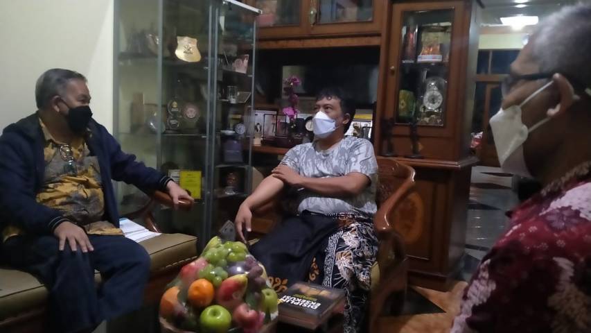 Dr Aqua Dwipayana dan Nurcholis MA Basyari juga bersilaturahim ke Dekan Filkom Unpad Dr H. Dadang Rahmat Hidayat SSos SH MSi.(Foto: Dokumen/Tugu Jatim)
