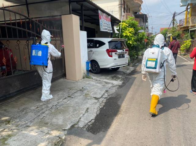 Delapan warga terpapar Covid-19, petugas BPBD langsung semprot desinfektan. (Foto: BPBD Kota Malang/Tugu Jatim)