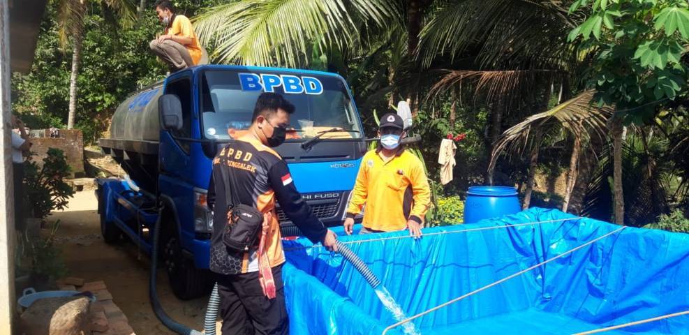 Petugas tampak mendistribusi air bersih untuk warga Trenggalek. (Foto: Zamzuri/Tugu Jatim)