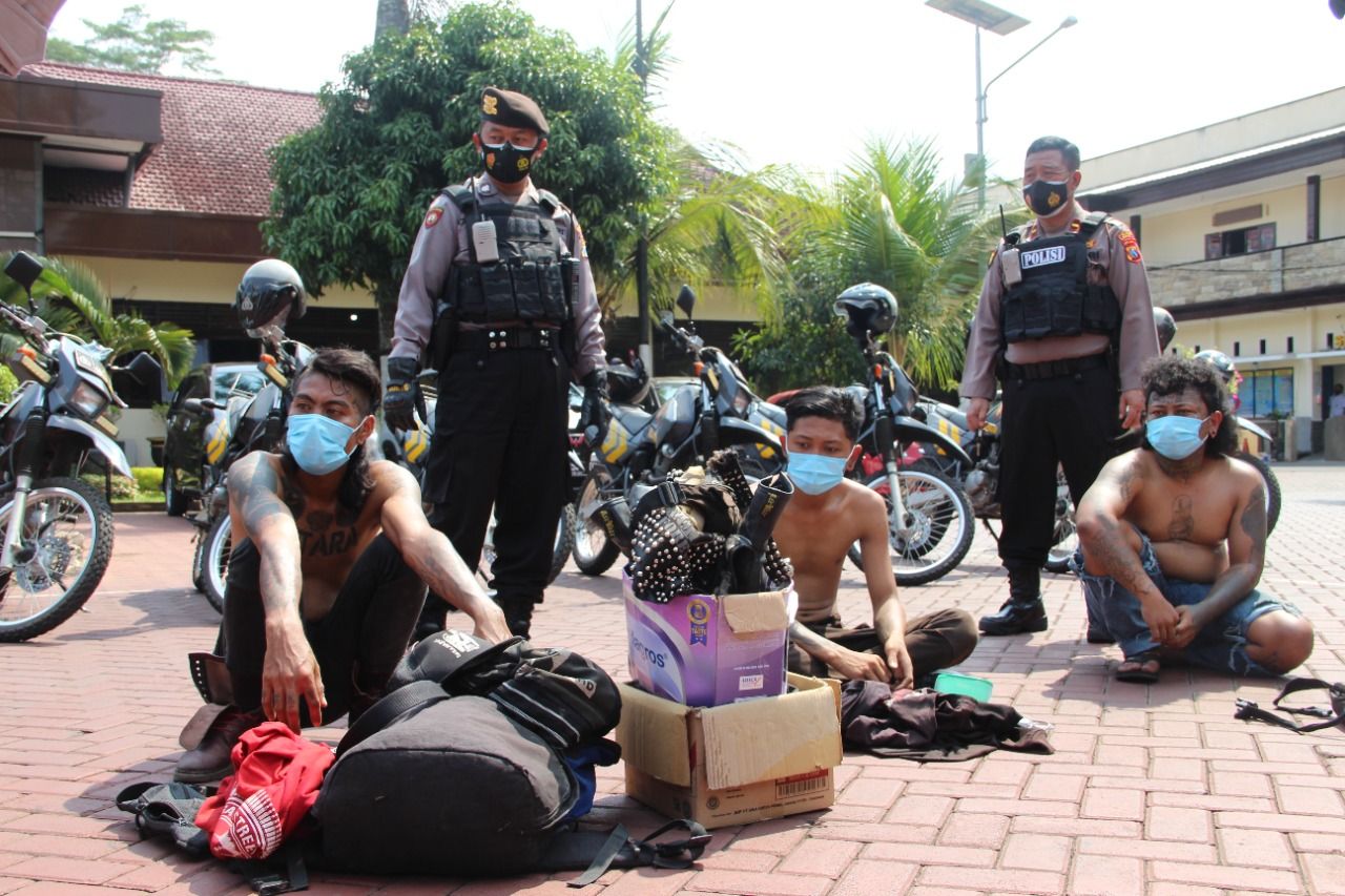 Para anjal diamankan petugas Polres Malang karena kedapatan membawa miras. (Foto: Rap/Tugu Jatim)