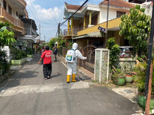 Dibantu warga, penyemprotan desinfektan dilakukan petugas agar Covid-19 tak semakin meluas. (Foto: BPBD Kota Malang/Tugu Jatim)