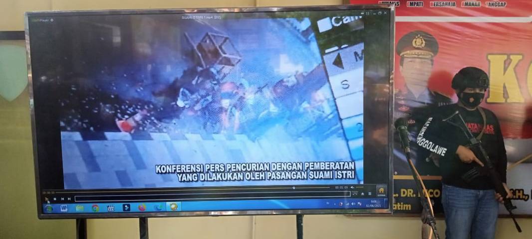 Rekaman CCTV yang diputar saat pers rilis pencurian HP di Tuban. (Foto: Rochim/Tugu Jatim)