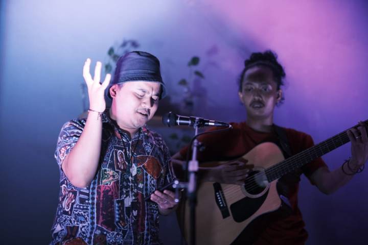 Acara Mustajab Saja Tour 2021 Fajar Merah di Ekologie Malang, Minggu (20/6/2021) dibuka dengan pertunjukan membaca puisi oleh Dani Alifian. (Foto: Dokumen/Fajar Merah)
