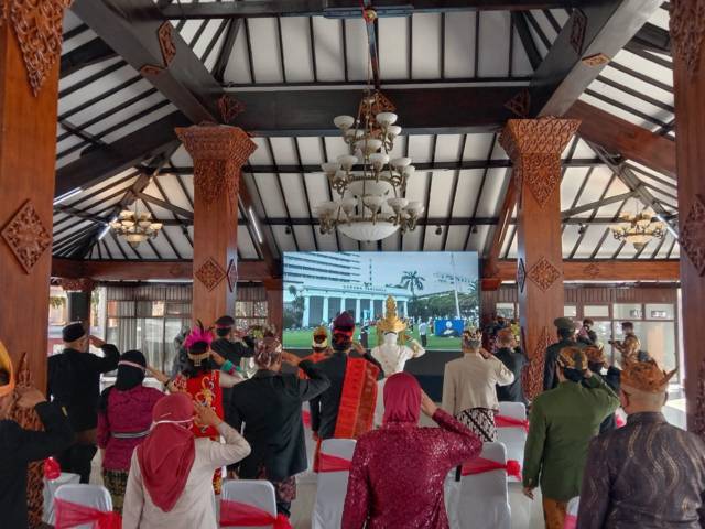 Forkopimda Kota Batu dan jajarannya saat mengikuti upacara memperingati Hari Lahir Pancasila di Pendopo Rumah Dinas Wali Kota Batu, Selasa (1/6/2021). (Foto: M Sholeh)