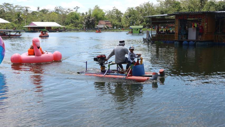 Pengunjung juga bisa menikmati ragam wahana wisata air seperti jetski maupun flying fox. (Foto: Dokumen/Cafe Apung Rowo Klampok)