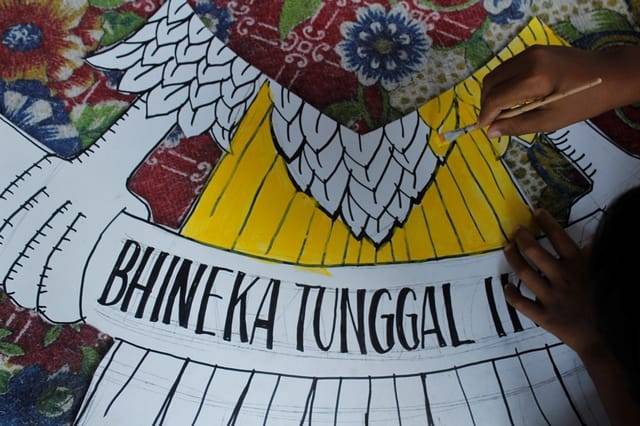 Bhinneka Tunggal Ika. Beraneka ragam, tapi tetap satu. Semboyan bangsa Indonesia yang juga terpampang di lambang Garuda Pancasila. (Foto: Rino Hayyu/Tugu Jatim)