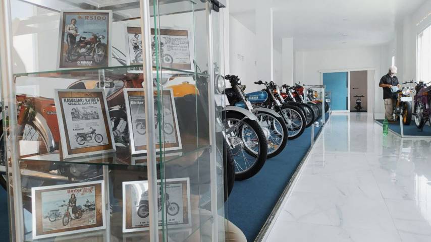 Deretan motor-motor klasik di museum motor hasil restorasi. (Foto: M Ulul Azmy/Tugu Jatim)