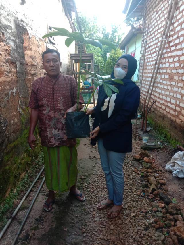 Mahasiswa KKN asal Universitas Negeri Malang (UM) saat melakukan pengembangan tanaman porang di Sumenep April lalu. (Foto: Dokumen)