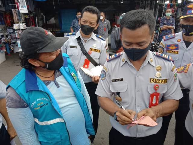 Kabid Parkir Dishub Kota Batu, Hari Juni ketika melakukan sidak di Alun-alun Kota Batu, Kamis (10/6/2021). (Foto: M Sholeh/Tugu Jatim)