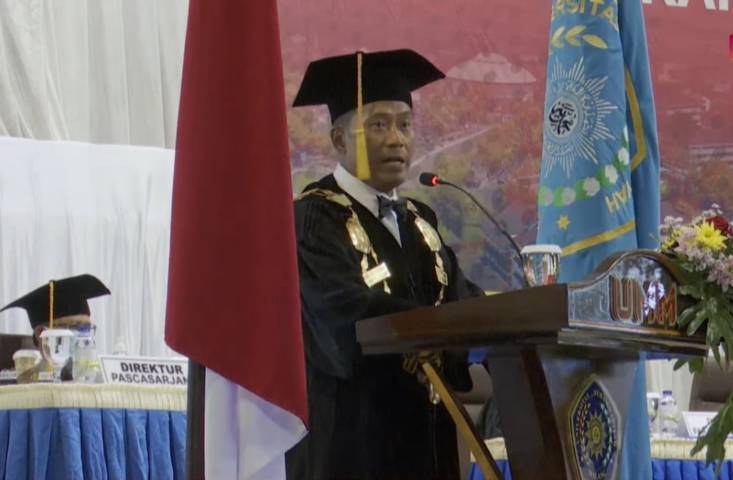 Rektor UMM, Dr. Fauzan, M.Pd saat menyampaikan sambutannya pada gelaran wisuda UMM ke-100 Selasa (29/6/2021). (Foto: Dokumen/UMM)