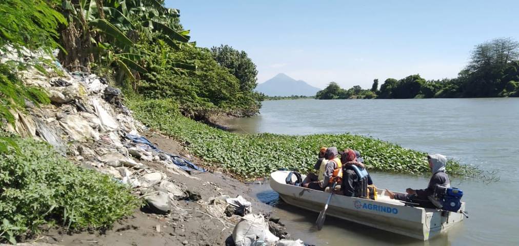 Ekspedisi Sungai Nusantara mendapati banyak sampah di Kali Porong. (Foto: Ecoton/Tugu Jatim)